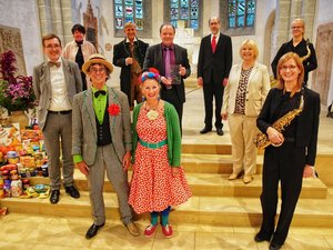 Ehrung für Kaufungen in der Stiftskirche, mit den mitwirkenden Künstlern und Organisatoren: (hinten v.l.n.r.) Helga-Noll-Hartwig, Stefan Becker, Bürgermeister Arnim Roß (mit Plakette Landmusikort), Martin Baumann, Juryvorsitzende Prof. Dr. Ulrike Liedtke, Kirsten Sebode, (vorne v.l.n.r.) Programmleiter Dr. Tilman Schlömp, Kluntje und Matjes, Kerstin Röhn. (Foto: Herby Oppermann)