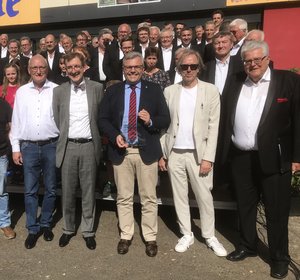 Bürgermeister Dr. Marius Hahn (Mitte) mit der Plakette "Landmusikort des Jahres 2022". (Foto: Klaus-Dieter Häring)