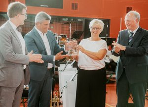 Übergabe der Plakette Landmusikort des Jahres in Postbauer-Heng: (v.l.n.r.) Programmleiter Dr. Tilman Schlömp, Bürgermeister Horst Kratzer, Musikbeauftragte Sigrid Hönig, Musikratspräsident Martin Maria Krüger. (Foto: Jens Diedrich)